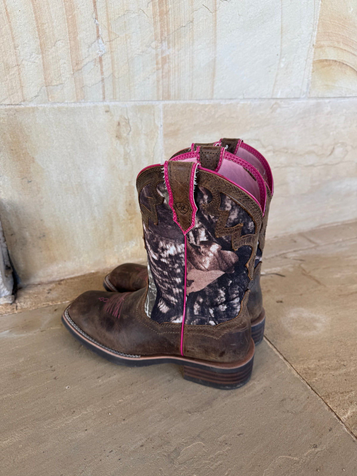 *RESERVED* ARIAT PINK CAMO BOOTS 36.5
