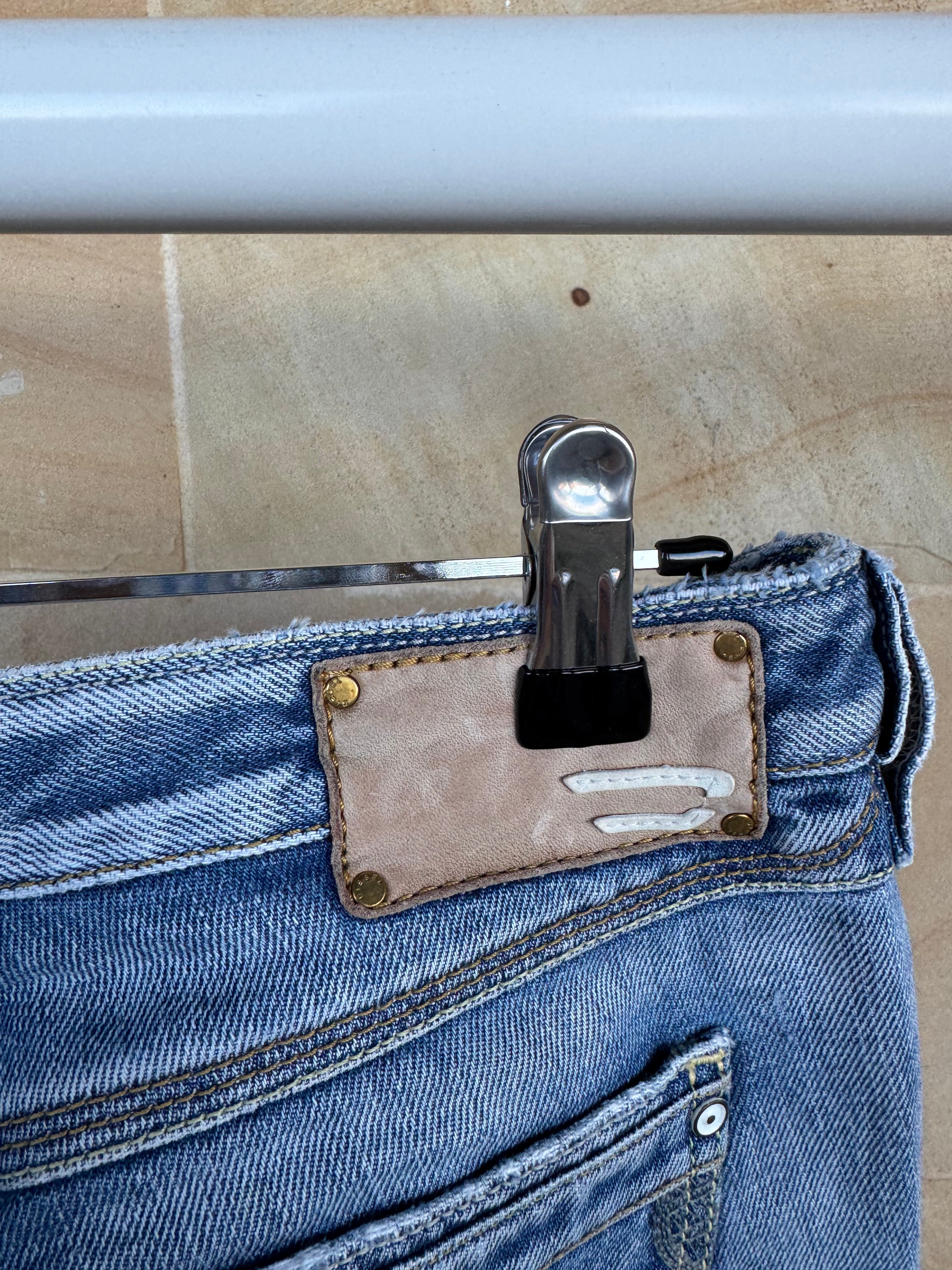 DIESEL LOW RISE JEANS 26/32