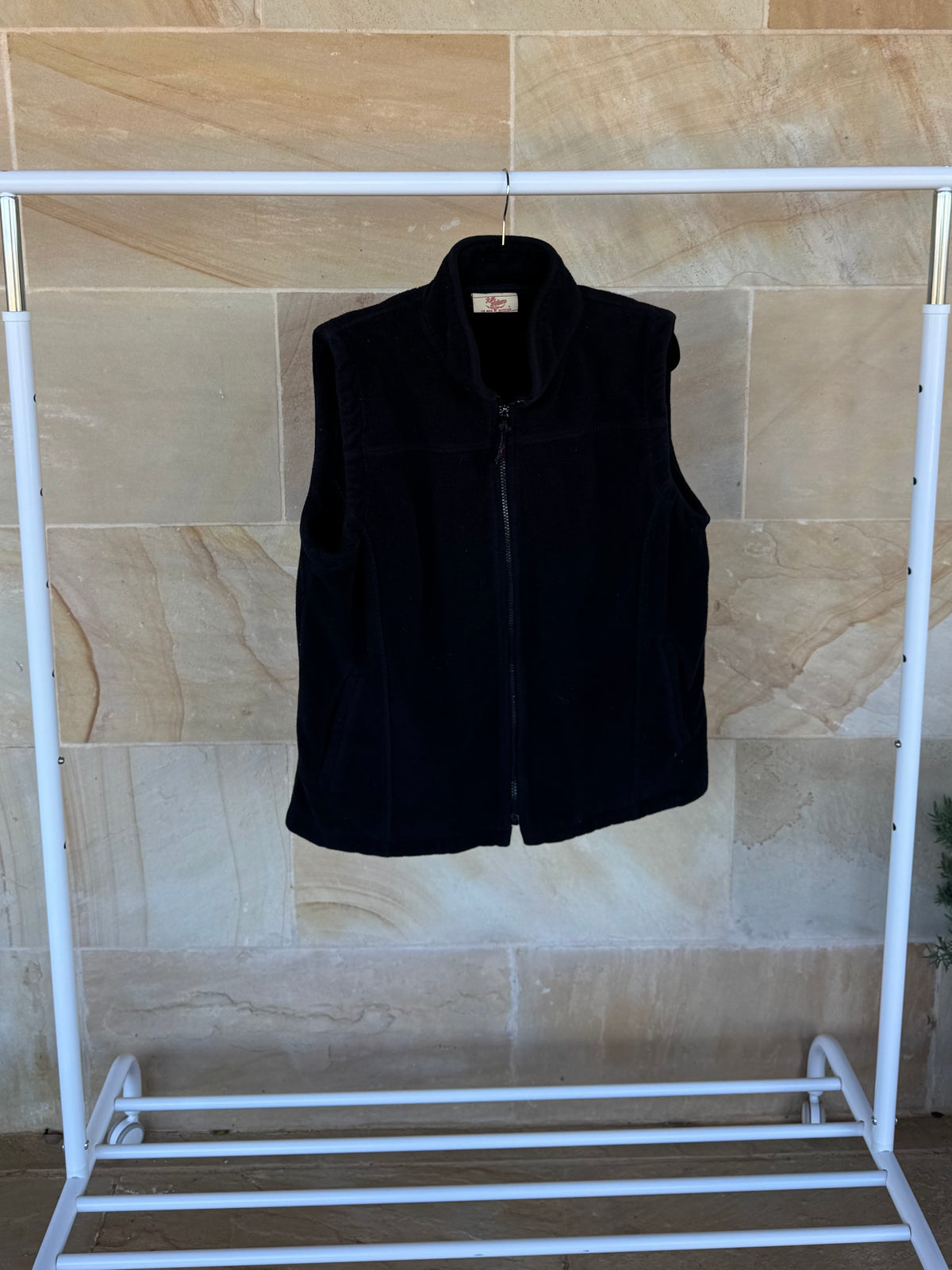 R.M. WILLIAMS BLACK SHERPA VEST L