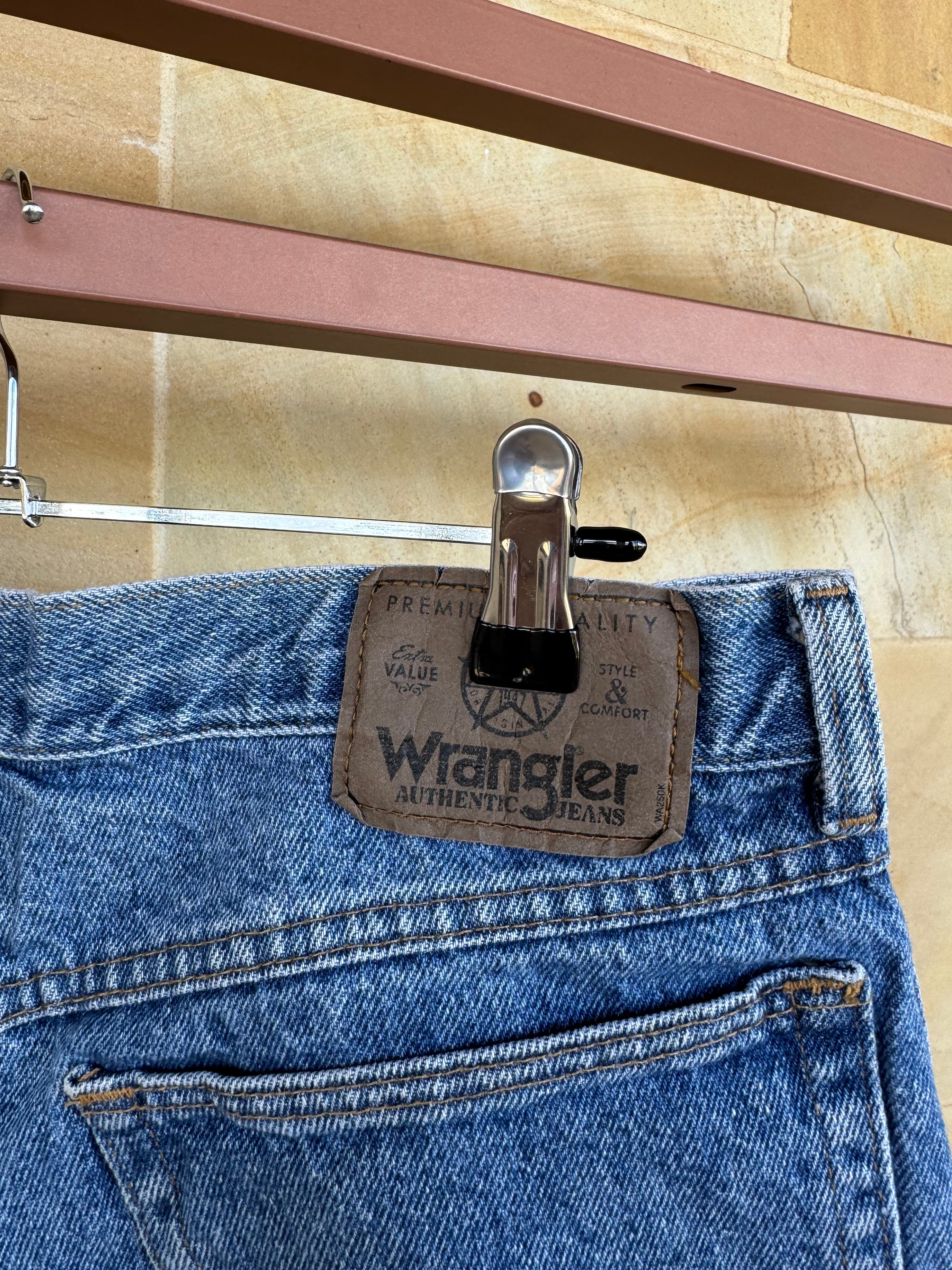 WRANGLER SHORTS 32”