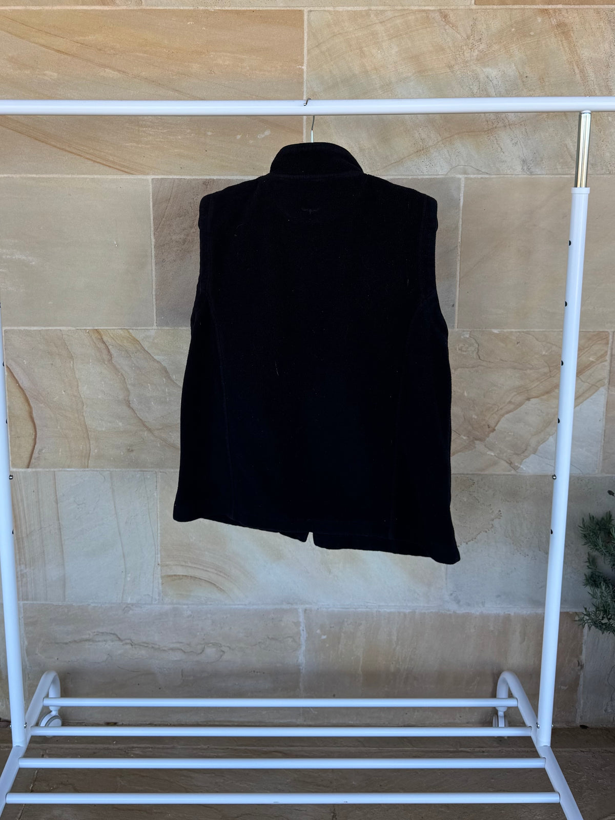R.M. WILLIAMS BLACK SHERPA VEST L