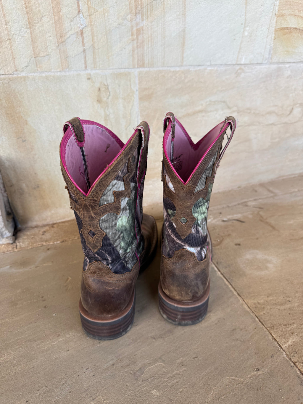 *RESERVED* ARIAT PINK CAMO BOOTS 36.5