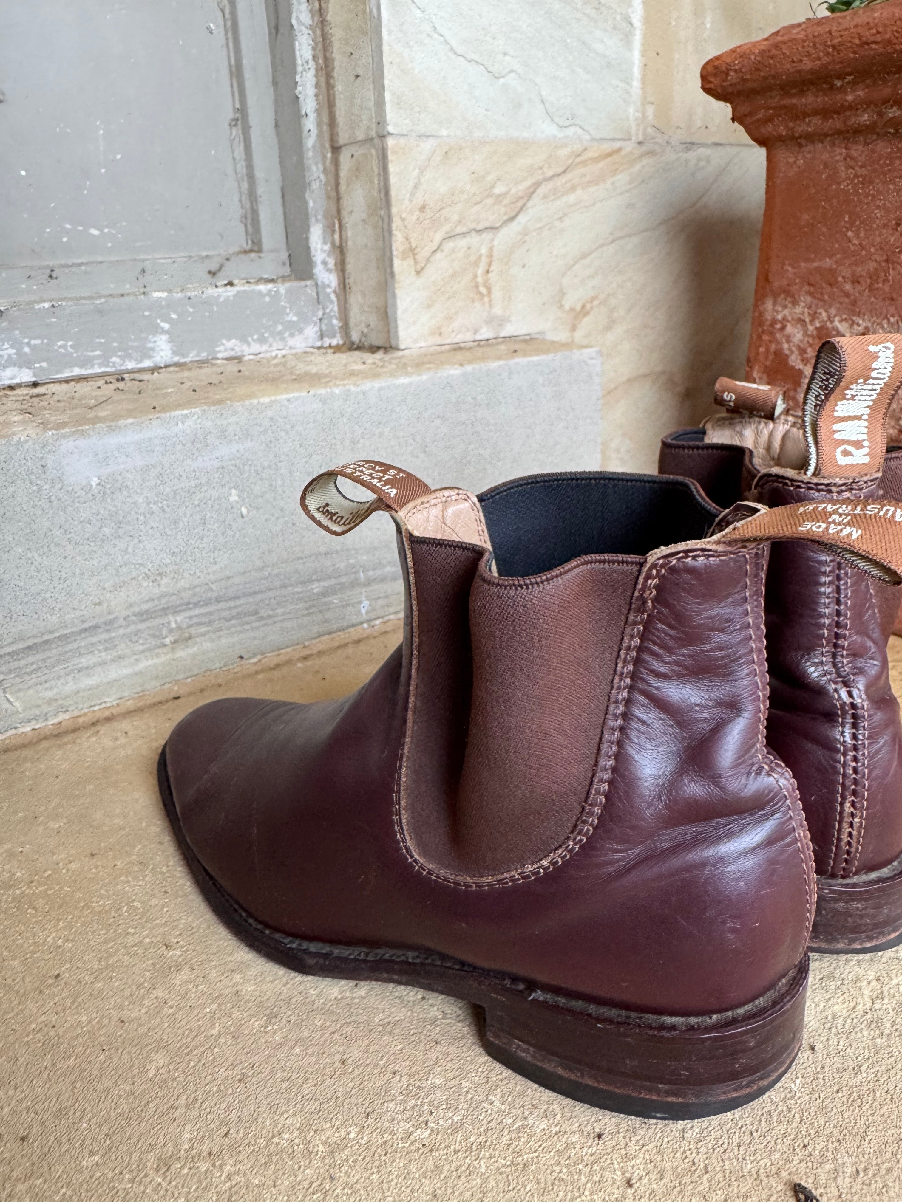 R.M. WILLIAMS CHELSEY BOOTS 37.5